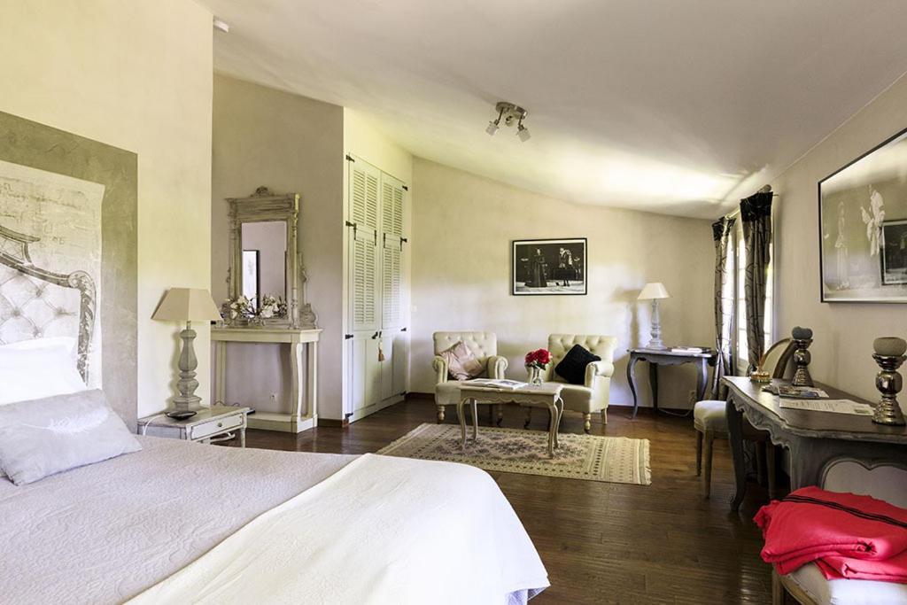 Domaine De Rhodes 3*